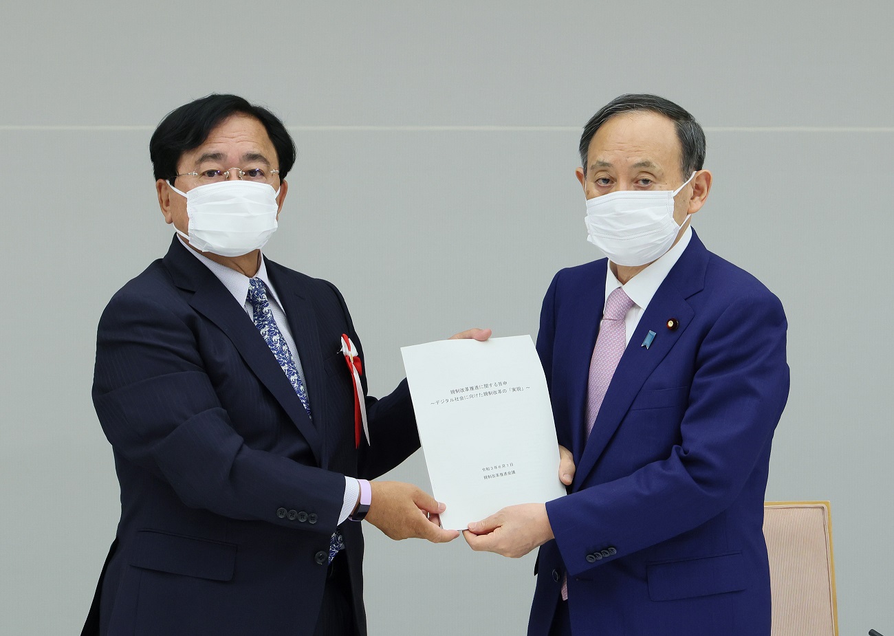 Photograph of the Prime Minister receiving the report (1)