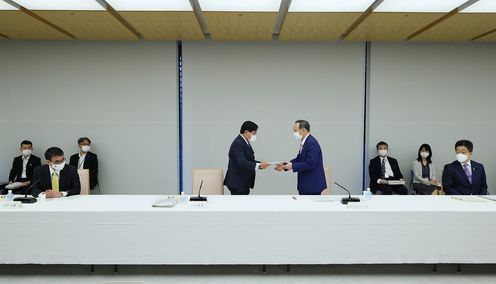Photograph of the Prime Minister receiving the report (2)