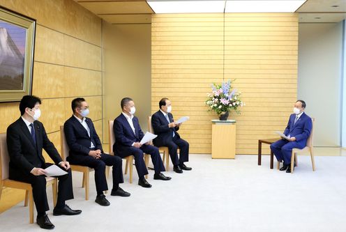 Photograph of the Prime Minister receiving the proposal (4)