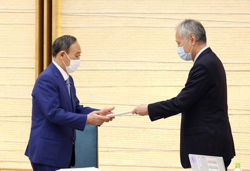 Photograph of the Prime Minister receiving the proposal (2)