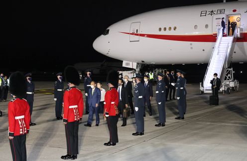 Photograph of the Prime Minister arriving in the United Kingdom (3)