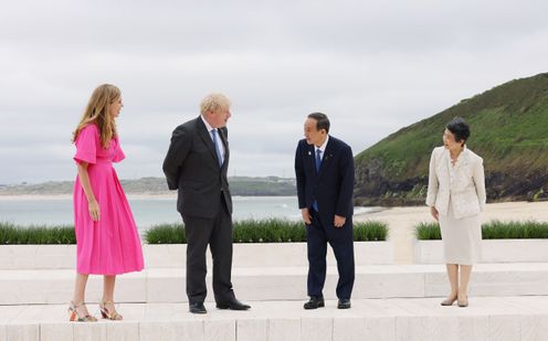 Photograph of the Prime Minister being welcomed by the Prime Minister of the United Kingdom and his wife (2)