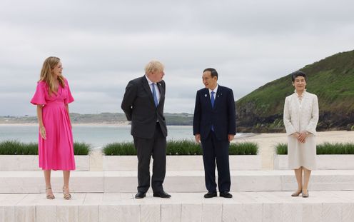 Photograph of the Prime Minister being welcomed by the Prime Minister of the United Kingdom and his wife (3)