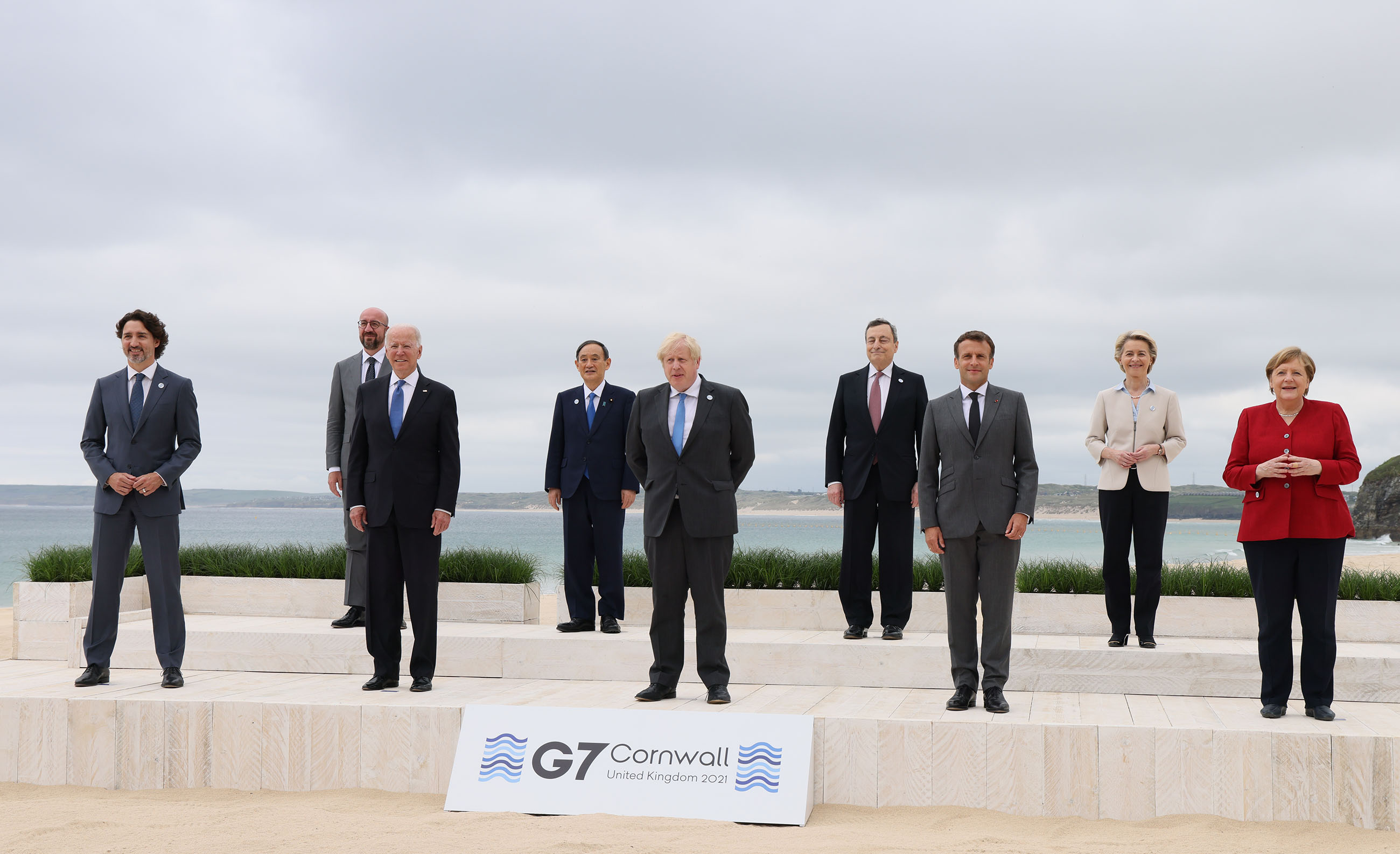 Photograph of the group photograph session with the leaders of the G7 members (1)