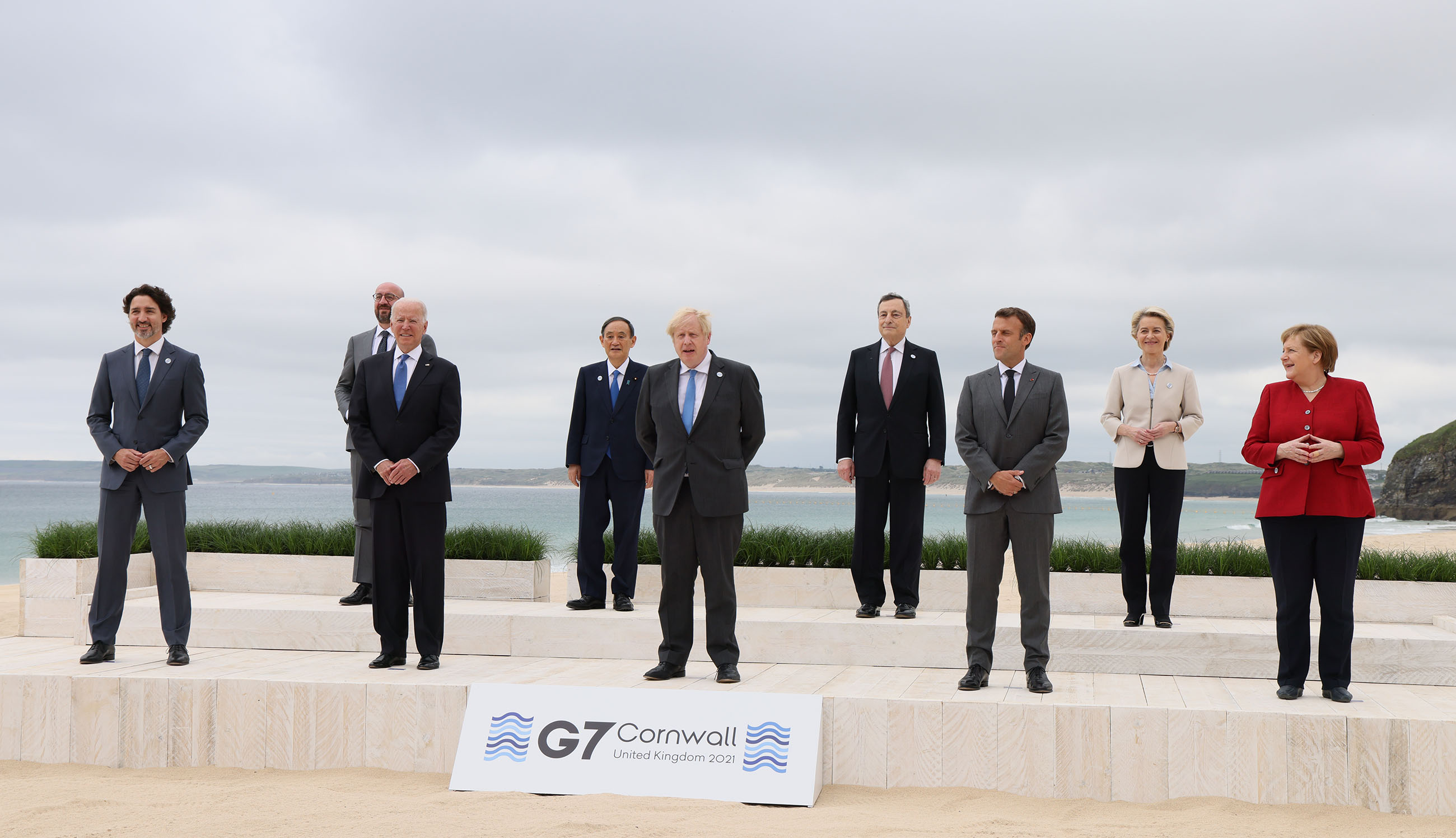 Photograph of the group photograph session with the leaders of the G7 members (2)