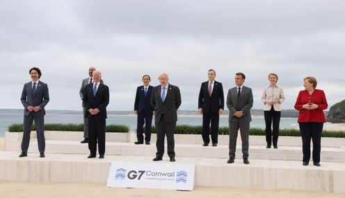 Photograph of the group photograph session with the leaders of the G7 members (2)