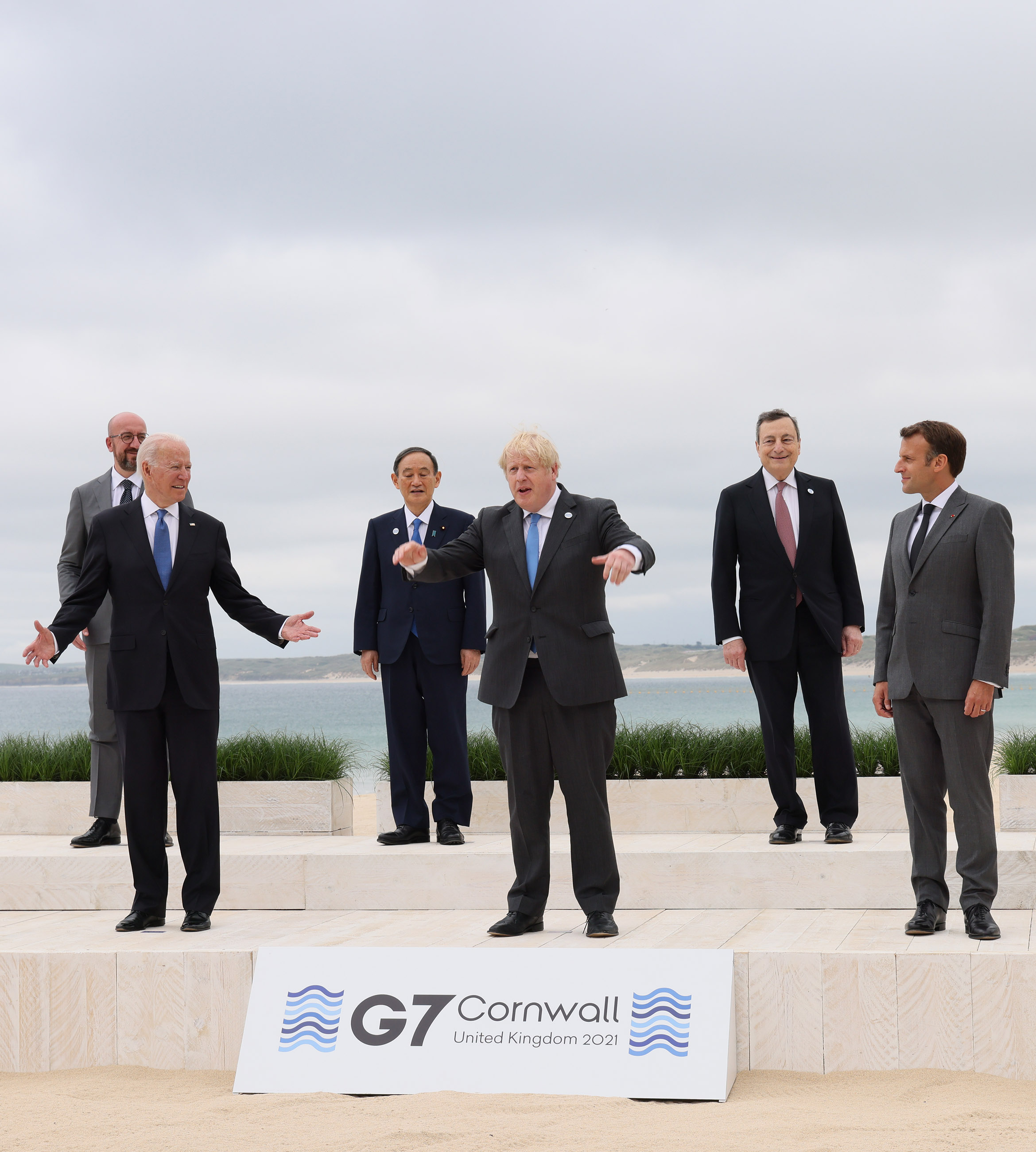 Photograph of the group photograph session with the leaders of the G7 members (3)