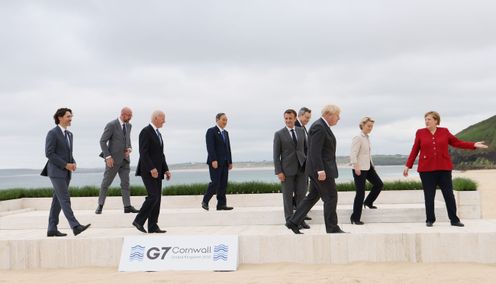 Photograph of the group photograph session with the leaders of the G7 members (4)