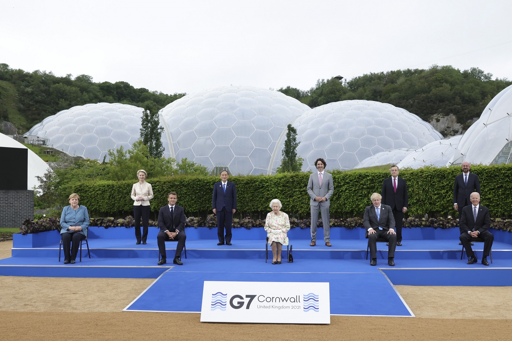 Photograph of the group photograph session with H.M. Queen Elizabeth II and the leaders of the G7 members (Photo courtesy of Number 10)