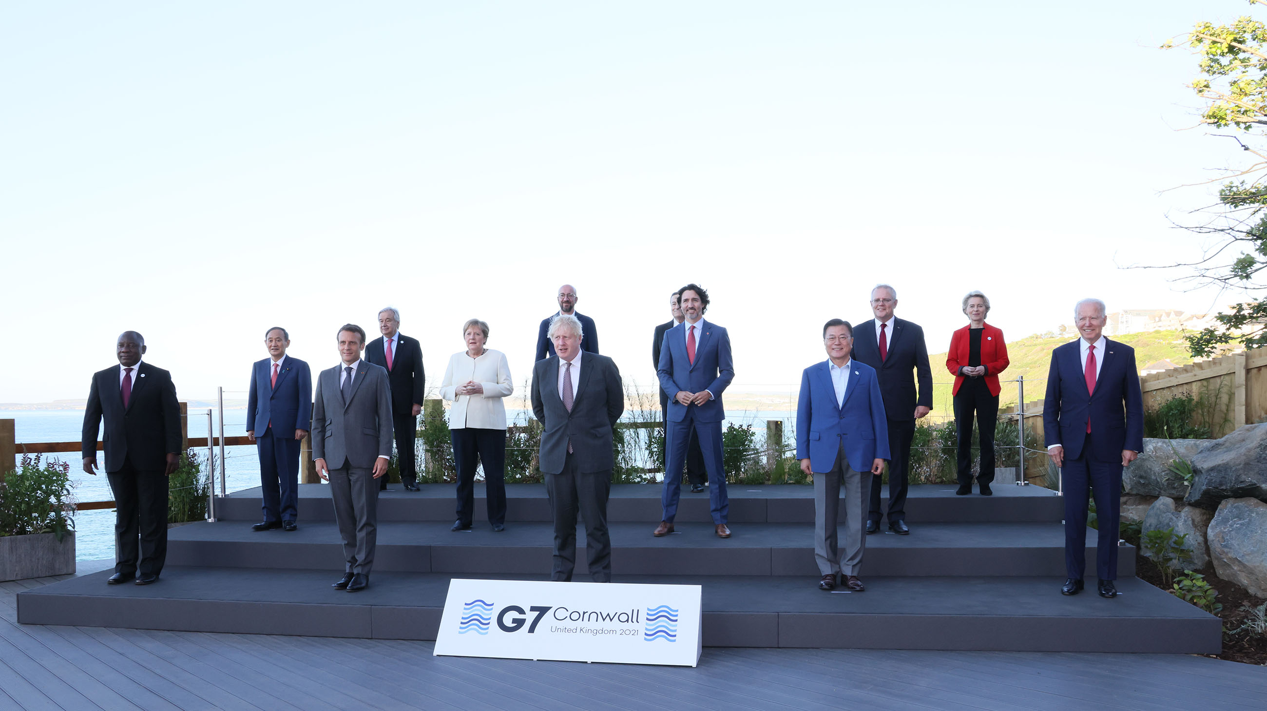 Photograph of the group photograph session with the leaders of the G7 members and guest countries (1)