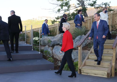 Photograph of the group photograph session with the leaders of the G7 members and guest countries (2)