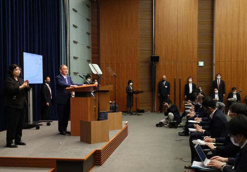 Photograph of the Prime Minister holding the press conference (4)