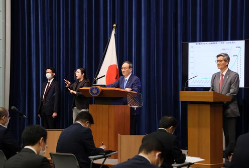 Photograph of the Prime Minister holding the press conference (5)