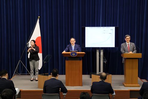 Photograph of the Prime Minister holding the press conference (6)