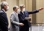 Photograph of the Prime Minister visiting the vaccination site at Toranomon Hills Mori Tower