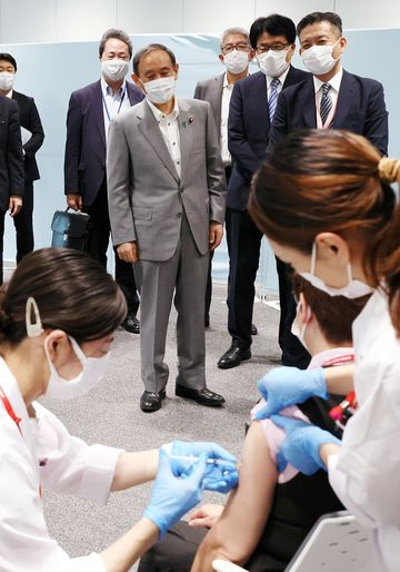 Photograph of the Prime Minister visiting the head office of Japan Post Group in Otemachi