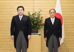 Photograph of the Prime Minister attending a photograph session with Chairperson Tanahashi (1)