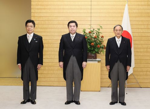 Photograph of the Prime Minister attending a photograph session with Chairperson Tanahashi (2)