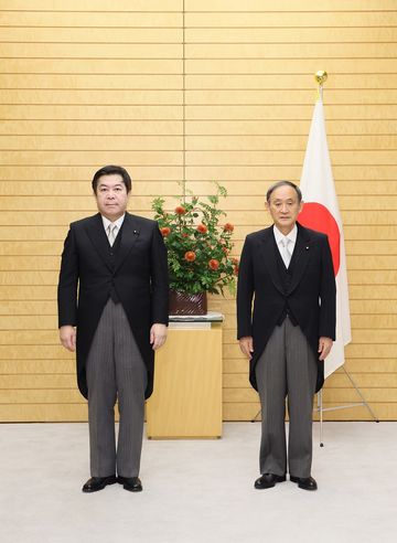Photograph of the Prime Minister attending a photograph session with Chairperson Tanahashi (3)