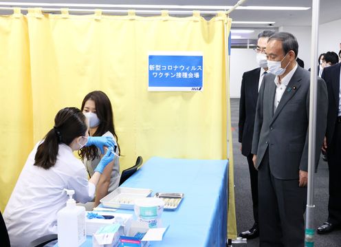 Photograph of the Prime Minister visiting the site for workplace vaccinations (1)