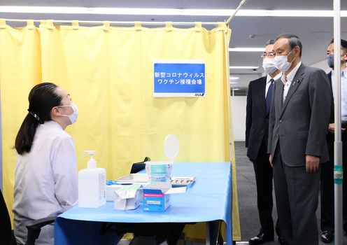 Photograph of the Prime Minister visiting the site for workplace vaccinations (2)