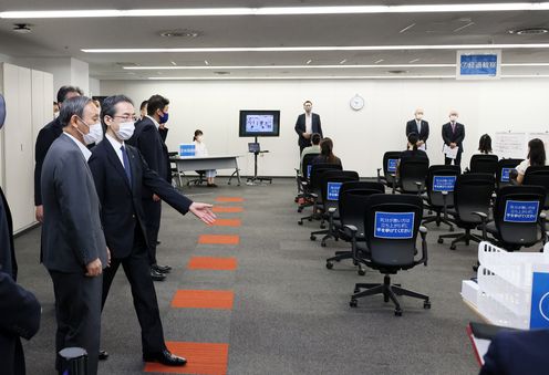 Photograph of the Prime Minister visiting the site for workplace vaccinations (3)