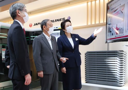 Photograph of the Prime Minister observing preventive measures against infection (4)