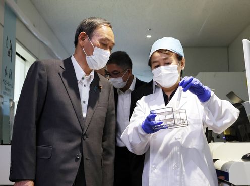 Photograph of the Prime Minister observing quantitative antigen tests (1)