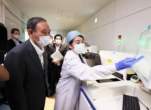 Photograph of the Prime Minister observing quantitative antigen tests (2)