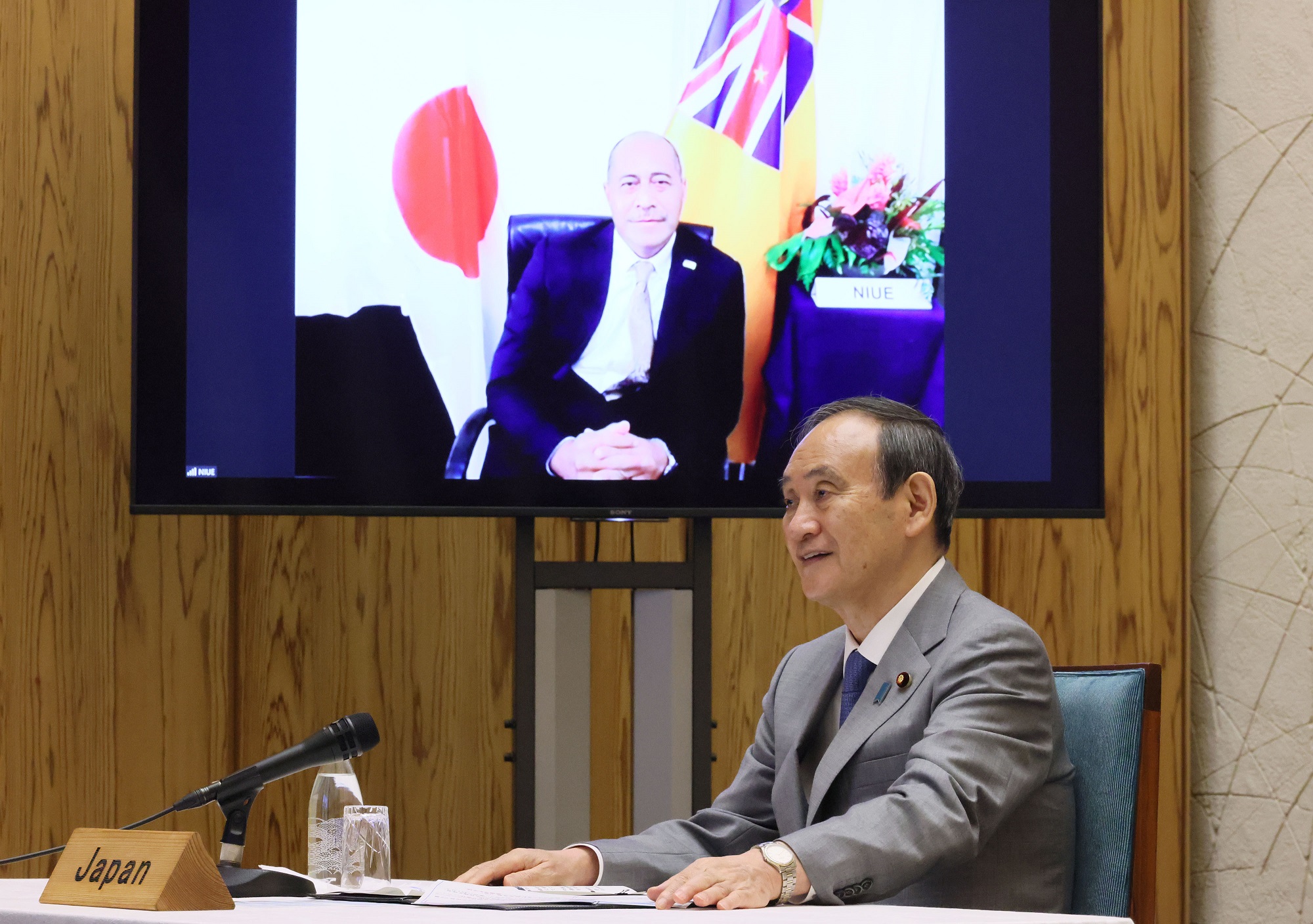 Photograph of the Japan-Niue video conference summit meeting (1)