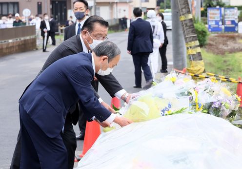 Photograph of the Prime Minister offering flowers (1)