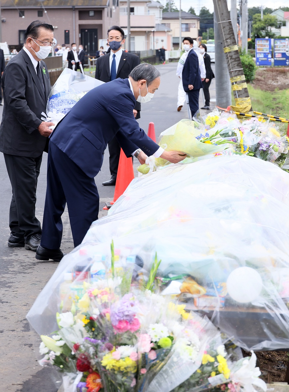 Photograph of the Prime Minister offering flowers (2)