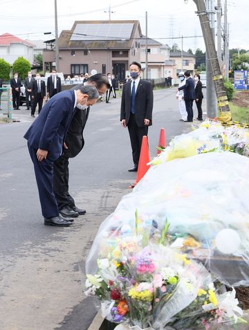 Photograph of the Prime Minister offering a silent prayer