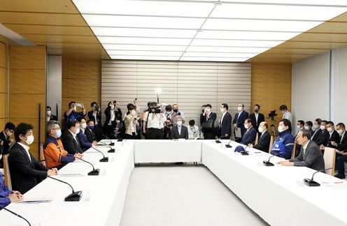 Photograph of the Prime Minister making a statement (6)