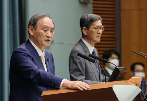 Photograph of the Prime Minister holding the press conference (4)