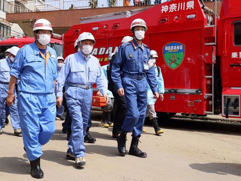 Photograph of the Prime Minister visiting the disaster area (1)