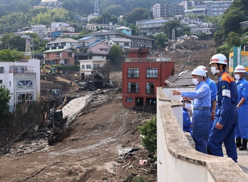 Photograph of the Prime Minister visiting the disaster area (2)