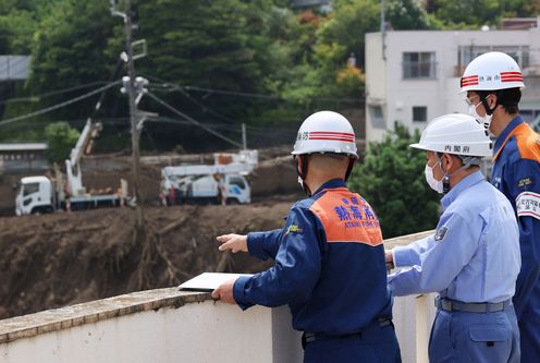 Photograph of the Prime Minister visiting the disaster area (3)