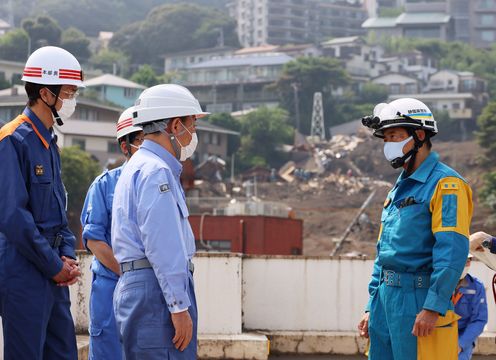 Photograph of the Prime Minister visiting the disaster area (4)