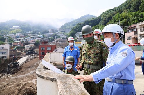 Photograph of the Prime Minister visiting the disaster area (5)