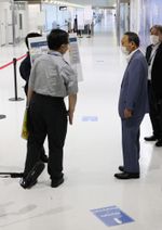 Photograph of the Prime Minister inspecting border control measures for those involved in the Tokyo Olympic and Paralympic Games (1)