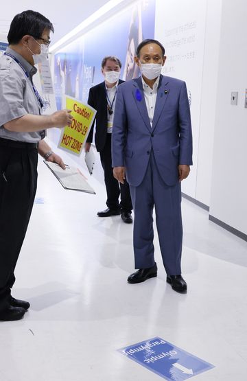 Photograph of the Prime Minister inspecting border control measures for those involved in the Tokyo Olympic and Paralympic Games (2)