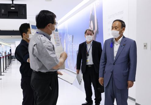 Photograph of the Prime Minister inspecting border control measures for those involved in the Tokyo Olympic and Paralympic Games (3)