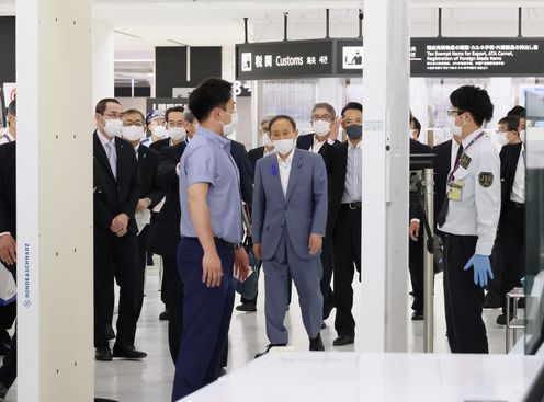 Photograph of the Prime Minister inspecting security check using advanced devices (2)
