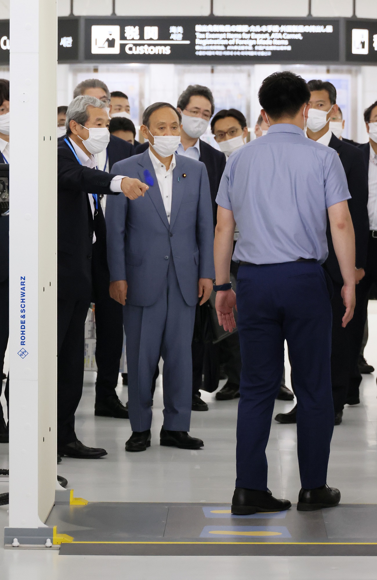 Photograph of the Prime Minister inspecting security check using advanced devices (3)