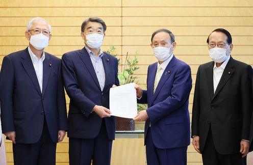 Photograph of the Prime Minister receiving the proposal (2)