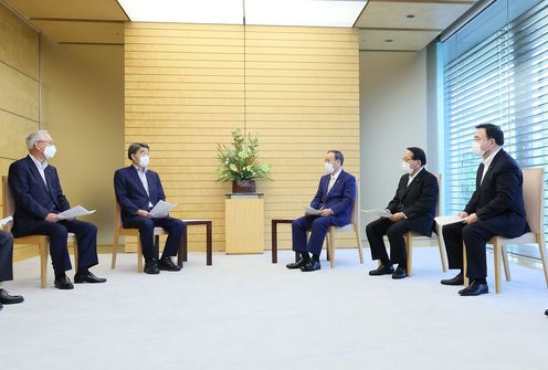 Photograph of the Prime Minister receiving the proposal (3)