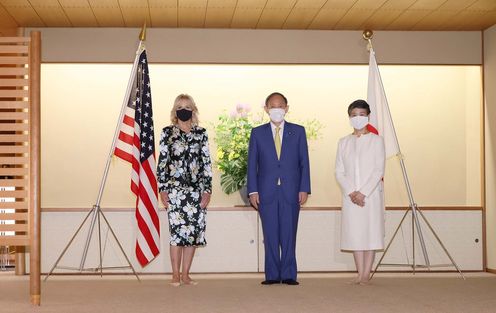 Photograph of the Prime Minister holding a meeting with U.S. First Lady Biden (2)