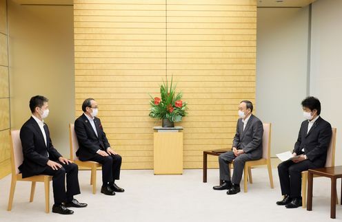 Photograph of the Prime Minister holding the meeting (1)