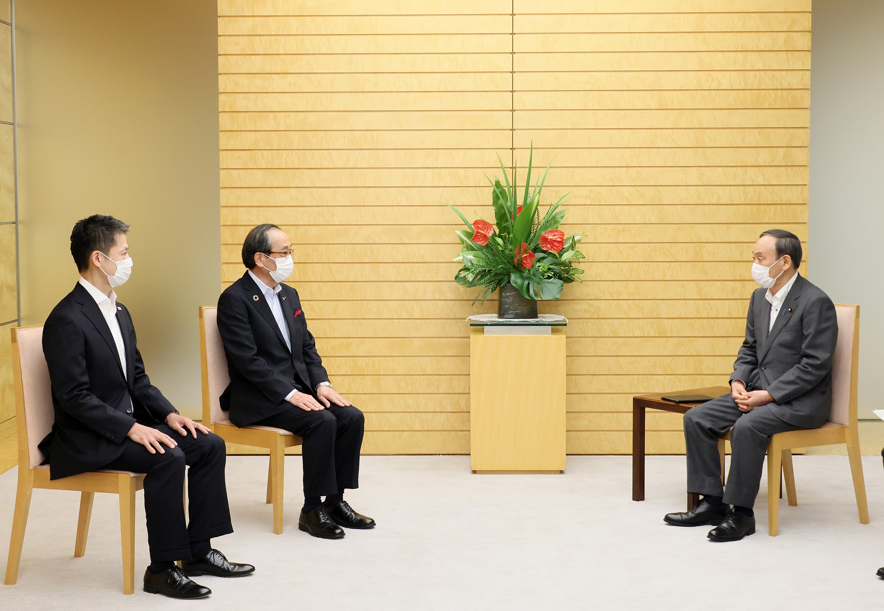 Photograph of the Prime Minister holding the meeting (2)